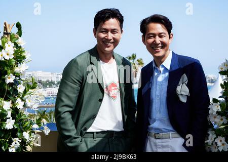 Cannes, Francia. 21st maggio 2022. Lee Jung-jae @from jlee and Jung Woo-sung @jws Theory in ‘Hunt’ regista e attori ritratti: Festival del Cinema di Cannes del 75th. La stella di Lee Jung Jae (meglio conosciuta per il gioco Squid) il primo film di debutto diretto Hunt è un thriller di spy che racconta la storia di due agenti di intelligence elite (suonati da Park Pyeong ho e Kim Jung Do) Che diventano sempre più consapevoli delle verità insopportabili del proprio paese man mano che diventano più diffidenti gli uni degli altri, cercando di fumare una talpa nordcoreana. @ megabox Plus m DOP @leemogae #kimsangbum hunt #cad Foto Stock