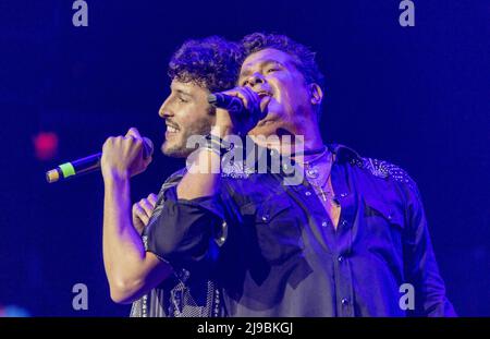 (L-R) Sebastián Yatra e Carlos Vives si esibiscono sul palco durante l'Amor a la Musica presentato da Uforia alla FLA Live Arena sabato 21 maggio 2022 a Sunrise, Florida. Foto di Gary i Rothstein/UPI Foto Stock