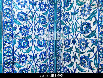Motivo orientale su mattonelle, decorazione storica fatta a mano Foto Stock