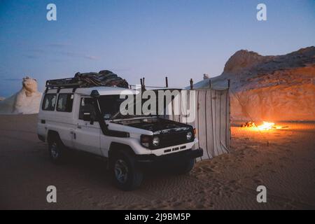 Pernottamento in campeggio nel cuore del deserto Bianco Foto Stock