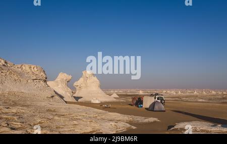 Pernottamento in campeggio nel cuore del deserto Bianco Foto Stock