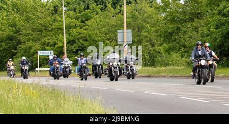 Milton Keynes, Regno Unito. 22nd maggio, 2022. Alcuni dei ciclisti nel Gentleman's Ride distinto che guida da Milton Keynes a Bedford, raccogliendo soldi per la salute degli uomini Foto Stock