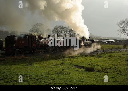 "87" e "138" in doppia direzione nei pressi di Pont Croesor. Foto Stock