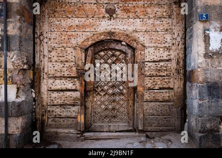 Storico, porta di legno e porta nella città vecchia di Damasco Foto Stock