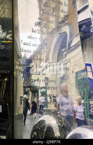 La Exeter Riddle scultura in High Street per artista Michael Fairfax basato sul libro di Exeter di enigmi circa 960. Primo esempio di anglo-Saxon po Foto Stock