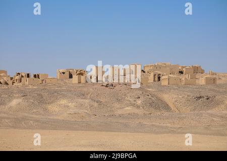 Vista panoramica su un antico cimitero cristiano di El Bagawat, uno dei più antichi del mondo, che ha funzionato presso l'Oasi di Kharga Foto Stock