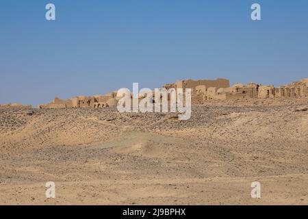 Vista panoramica su un antico cimitero cristiano di El Bagawat, uno dei più antichi del mondo, che ha funzionato presso l'Oasi di Kharga Foto Stock