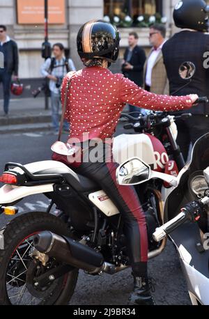 Smithfield Market, Londra, Regno Unito. 22nd maggio 2022. I piloti che partecipano al Distinguished Gentleman's Ride da Twickenham al mercato di Smithfield, raccogliendo fondi e consapevolezza per la ricerca sul cancro della prostata e i programmi di salute mentale degli uomini. Credit: Matthew Chattle/Alamy Live News Foto Stock