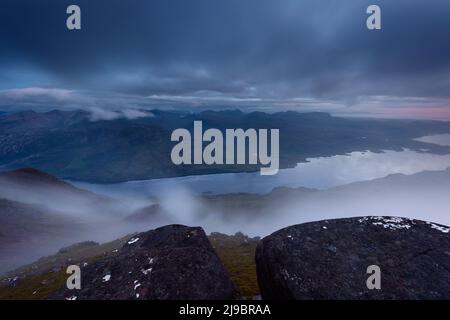 Vista su Loch Maree da Slioch, Torridon, al crepuscolo. Foto Stock