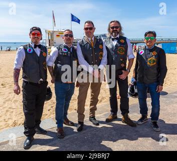 Bournemouth, Dorset Regno Unito. 22nd maggio 2022. Bournemouth e Poole Distinguished Gentlemen’s Ride è un evento annuale, uno dei tanti in tutto il mondo, per raccogliere fondi e consapevolezza per la salute degli uomini. Come parte del loro giro, oltre 560 motociclette, molte d'epoca, cavalcano a Bournemouth e si riuniscono al Bournemouth Pier Approach con i loro cavalieri vestiti in modo appropriato, in vesti di stile retrò, baffi e tweet in una bella giornata di sole. Credit: Carolyn Jenkins/Alamy Live News Foto Stock