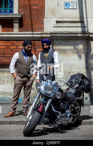 Londra, Regno Unito. 22 maggio 2022. I motociclisti vestiti in modo dandily arrivano allo Smithfield Market dopo aver completato un distinto Gentleman’s Ride attraverso il centro di Londra. Giostre simili si stanno svolgendo in tutto il mondo per raccogliere fondi e consapevolezza del cancro prostrato e della salute degli uomini. Credit: Stephen Chung / Alamy Live News Foto Stock