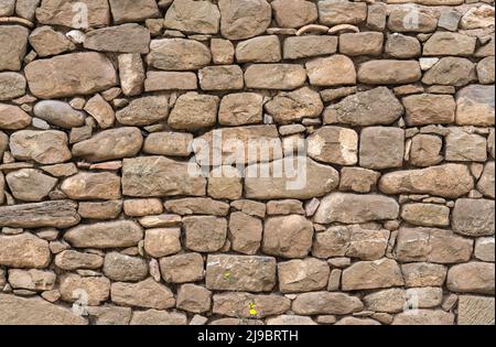 Vecchie pietre da muro in pietra unite senza cemento, scolpite a mano Foto Stock