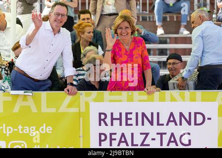 Magonza, Germania. 22nd maggio 2022. Malu Dreyer (SPD), Ministro Presidente della Renania-Palatinato e Michael Ebling (l, SPD), Signore Sindaco di Mainz onda nello stand VIP. Questo fine settimana, il 36th Renania-Palatinato giorno si svolgerà nella capitale dello stato Mainz. Il 75th° anniversario dello stato viene celebrato contemporaneamente. Credit: Hannes P. Albert/dpa/Alamy Live News Foto Stock