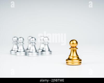 La pedina d'oro che si distingue dal gruppo di pedine d'argento su sfondo bianco, si distingue dalla folla. Leadership, unica, Foto Stock