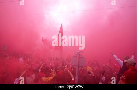 I tifosi di Liverpool si illuminano mentre si riuniscono fuori terra prima della partita della Premier League ad Anfield, Liverpool. Data foto: Domenica 22 maggio 2022. Foto Stock