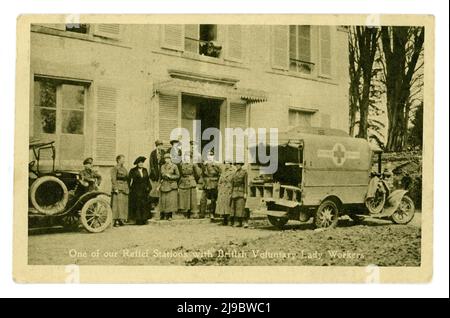 Originale WW1 era fondo raccogliere cartolina di una stazione di soccorso britannica con le donne volontarie britanniche, rilasciato dalla festa della Francia in aiuto del Comitato britannico della Croce Rossa Francese (registrato come un'associazione di beneficenza nel 1916), Francia. Le donazioni sono state chieste per aiutare i 2 milioni di persone costrette a lasciare le loro case in Francia nel corso del WW1 per aiutare questi rifugiati a ricostruire le loro vite quando sono tornati nelle loro case. L'aiuto includeva mobili, attrezzi, cibo per bambini e vestiti. Circa 1919. Foto Stock