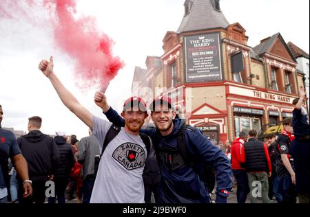 I tifosi di Liverpool si illuminano mentre si riuniscono fuori terra prima della partita della Premier League ad Anfield, Liverpool. Data foto: Domenica 22 maggio 2022. Foto Stock