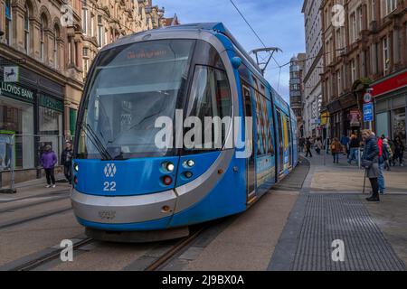 West Midlands Metro tram nel centro di Birmingham. Foto Stock