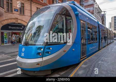 West Midlands Metro tram nel centro di Birmingham. Foto Stock