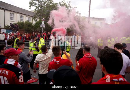 I tifosi di Liverpool si illuminano mentre si riuniscono fuori terra prima della partita della Premier League ad Anfield, Liverpool. Data foto: Domenica 22 maggio 2022. Foto Stock