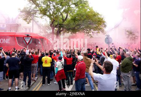 I tifosi di Liverpool si illuminano mentre si riuniscono all'esterno per guardare il bus di squadra arrivare prima della partita della Premier League ad Anfield, Liverpool. Data foto: Domenica 22 maggio 2022. Foto Stock