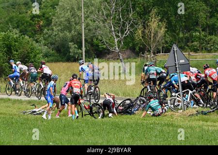 Foto Fabio Ferrari/LaPresse 22 Maggio 2022 Italia sport ciclismo giro d'Italia 2022 - edizione 105 - tappa 15 - da Rivarolo Canavese a Cogne nella foto: un momento della gara, caduta ciclisti Foto Fabio Ferrari/LaPresse Maggio 22, 2022 Italy sport Cycling giro d'Italia 2022 - edizione 105th - tappa 15 - da Rivarolo Canavese a Cogne nella foto: Un momento della tappa/ PRESSINPHOTO Foto Stock