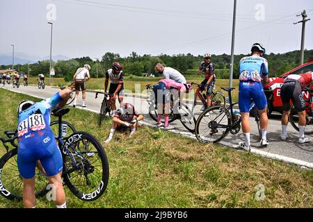 Foto Fabio Ferrari/LaPresse 22 Maggio 2022 Italia sport ciclismo giro d'Italia 2022 - edizione 105 - tappa 15 - da Rivarolo Canavese a Cogne nella foto: CARAPAZ Richard (INEOS GRENADIERS) caduta Photo Fabio Ferrari/LaPresse May 22, 2022 Italy sport Cycling giro d'Italia 2022 - edizione 105th - tappa 15 - da Rivarolo Canavese a Cogne nella foto: CARAPAZ Richard (INEOS GRENADIERS)/ PRESSINPHOTO Foto Stock