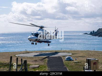 L'elicottero è uno dei pochi modi per accedere alla remota isola di Mykines nelle Isole Faroe. Foto Stock