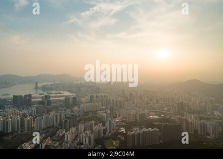 Grattacielo e alti edifici di Hong Kong visti dalla testa del Leone Foto Stock
