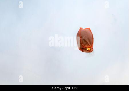 La vista di lanterna volante o lanterna cielo da qualche parte nel cielo Foto Stock