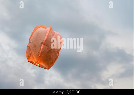 La vista di lanterna volante o lanterna cielo da qualche parte nel cielo Foto Stock