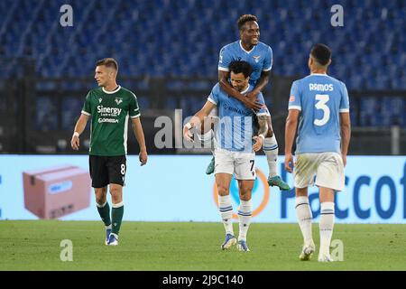 Roma, Italia. 21st maggio 2022. Felipe Anderson della SS Lazio jubilates con Jovane Cabral della SS Lazio dopo aver segnato il gol 2-2 nei 29th minuti durante la partita di calcio Lazio vs Verona, allo Stadio Olimpico, a Roma, Italia, il 21 maggio 2022. (Foto di AllShotLive/Sipa USA) Credit: Sipa USA/Alamy Live News Foto Stock