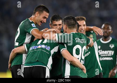 Roma, Italia. 21st maggio 2022. I calciatori di Verona spremono dopo aver segnato il gol 0-2 nei 14th minuti durante la partita di calcio Lazio vs Verona, allo Stadio Olimpico, a Roma, il 21 maggio 2022. (Foto di AllShotLive/Sipa USA) Credit: Sipa USA/Alamy Live News Foto Stock