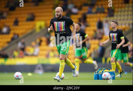 Il Teemu Pukki di Norwich City si riscalda indossando una t-shirt di supporto per Jake Daniels prima della partita della Premier League a Carrow Road, Norwich. Data foto: Domenica 22 maggio 2022. Foto Stock