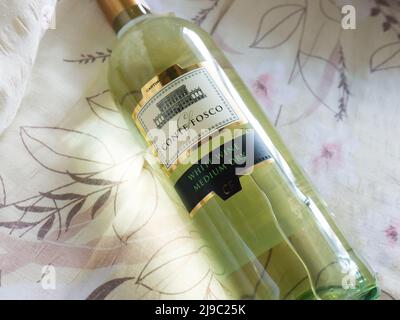 Medio vino bianco secco Conte Fosco. 2021. Foto Stock