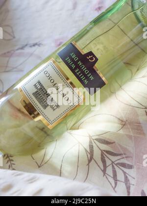 Medio vino bianco secco Conte Fosco. 2021. Foto Stock