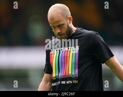 Il Teemu Pukki di Norwich City si riscalda indossando una t-shirt di supporto per Jake Daniels prima della partita della Premier League a Carrow Road, Norwich. Data foto: Domenica 22 maggio 2022. Foto Stock