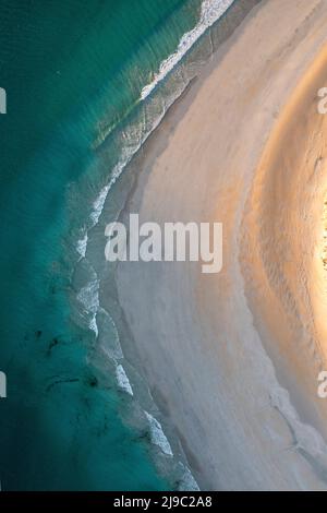 Vista aerea delle onde sulla spiaggia di Luskenthire sull'isola di Harris. Foto Stock