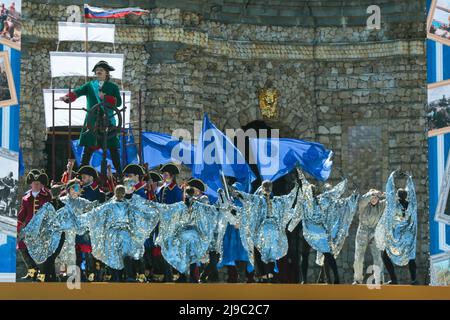 San Pietroburgo, San Pietroburgo. 21st maggio 2022. Gli artisti si esibiscono presso il Palazzo d'Estate dell'Imperatore Pietro il Grande per commemorare il 350th anniversario della nascita di Pietro il Grande, a San Pietroburgo, in Russia, il 21 maggio 2022. Credit: Irina Motina/Xinhua/Alamy Live News Foto Stock