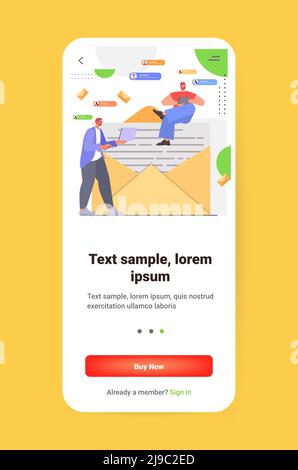 persone che leggono lettere in arrivo su gadget digitali businessspeople che comunicano su computer e-mail messaging Illustrazione Vettoriale