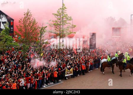 Liverpool, Regno Unito. 22nd maggio 2022. I fan di Liverpool attendono il Liverpool FC team bus per arrivare fuori Anfield prima della partita. Premier League match, Liverpool contro Wolverhampton Wanderers ad Anfield a Liverpool domenica 22nd maggio 2022. Questa immagine può essere utilizzata solo per scopi editoriali. Solo per uso editoriale, licenza richiesta per uso commerciale. Nessun uso in scommesse, giochi o un singolo club / campionato / giocatori pubblicazioni. pic di Chris Stading/Andrew Orchard sport fotografia/Alamy Live news credito: Andrew Orchard sport fotografia/Alamy Live News Foto Stock