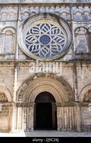 Cognac, Francia - Aprile 25, 2022:Rose finestra e porta a forma di chuch St Leger in Cognac in Charente Francia Foto Stock