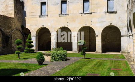 Cognac, Francia - 25 aprile 2022: Cortile di vecchio edificio ufficio turistico Cognac in Charente Francia Foto Stock