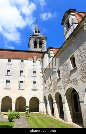 Cognac, Francia - 25 aprile 2022: Cortile di vecchio edificio ufficio turistico Cognac in Charente Francia Foto Stock