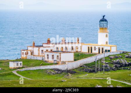 Faro senza equipaggio costruito nel 1909 su una scogliera rocciosa nell'isola di Skye in Scozia. Foto Stock