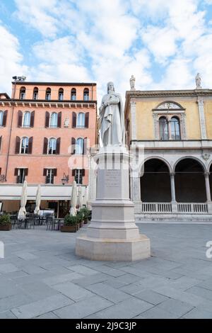 Statua di Dante che domina una piazza di Verona Foto Stock