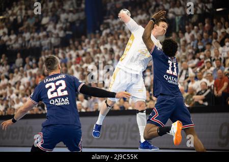 Luka Karabatic (L-R) di PSG, Sander Sagosen di Kiel e Benoît Kounkoud di PSG durante il match EHF Champions League, quarti di finale, pallamano a 2nd gambe BE Foto Stock