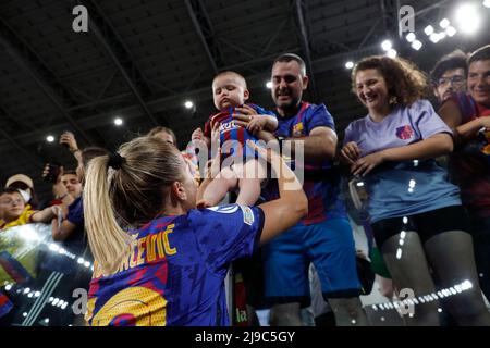 Ana-Maria Crnogorcevic (FC Barcelona) saluta i tifosi durante la finale della UEFA Women's Champions League, UEFA Champions League Women Football match a Torino, Italia, maggio 21 2022 Foto Stock