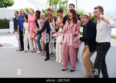 Zlatko Buric, Sunnyi Melles, Dolly De Leon, Iris Berben, Jean-Christophe Folly, Vicki Berlin, Woody Harrelson e Henrik Dorsin partecipano alla fotocall del "Triangolo della tristezza" durante il festival annuale del cinema di Cannes 75th al Palais des Festivals il 22 maggio 2022 a Cannes, Francia. Foto di David Boyer/ABACAPRESS.COM Foto Stock