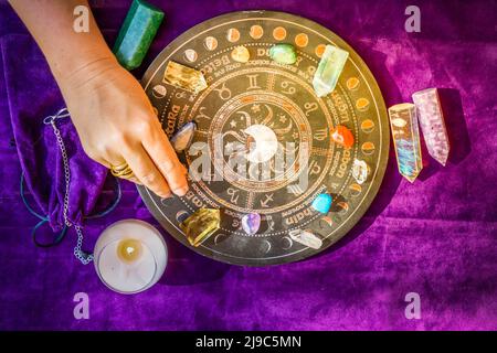 Vista dall'alto delle mani dell'astrologo Foto Stock